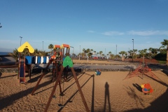 Spielplatz mit Basketball- und Volleyballfeld