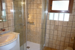 Bad, neue Dusche mit Glastüren, WC, Bidet, Waschtisch