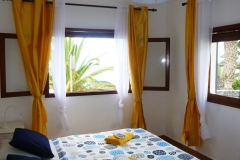 Schlafzimmer mit 2 Fenster, direkter Meerblick, großes Doppelbett